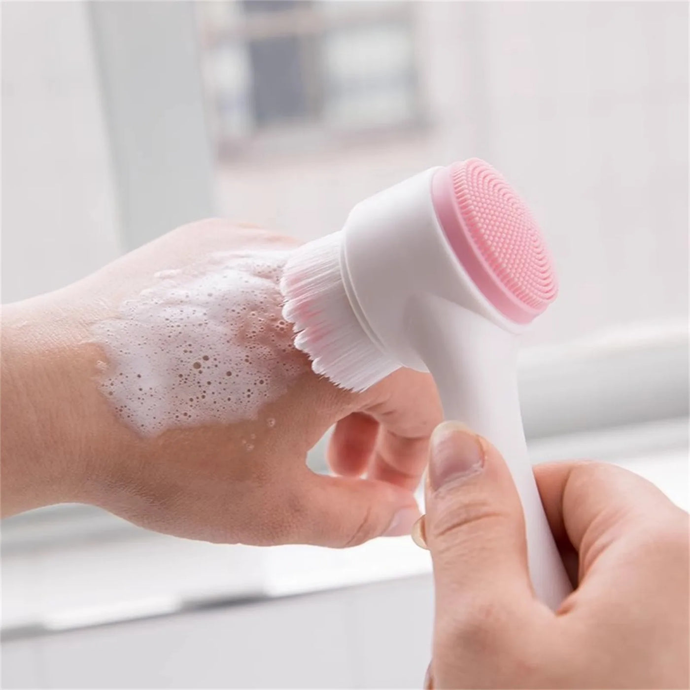 Glow & Go: Deep Cleanse and Gentle Massage with the 3D Silicone Facial Brush!