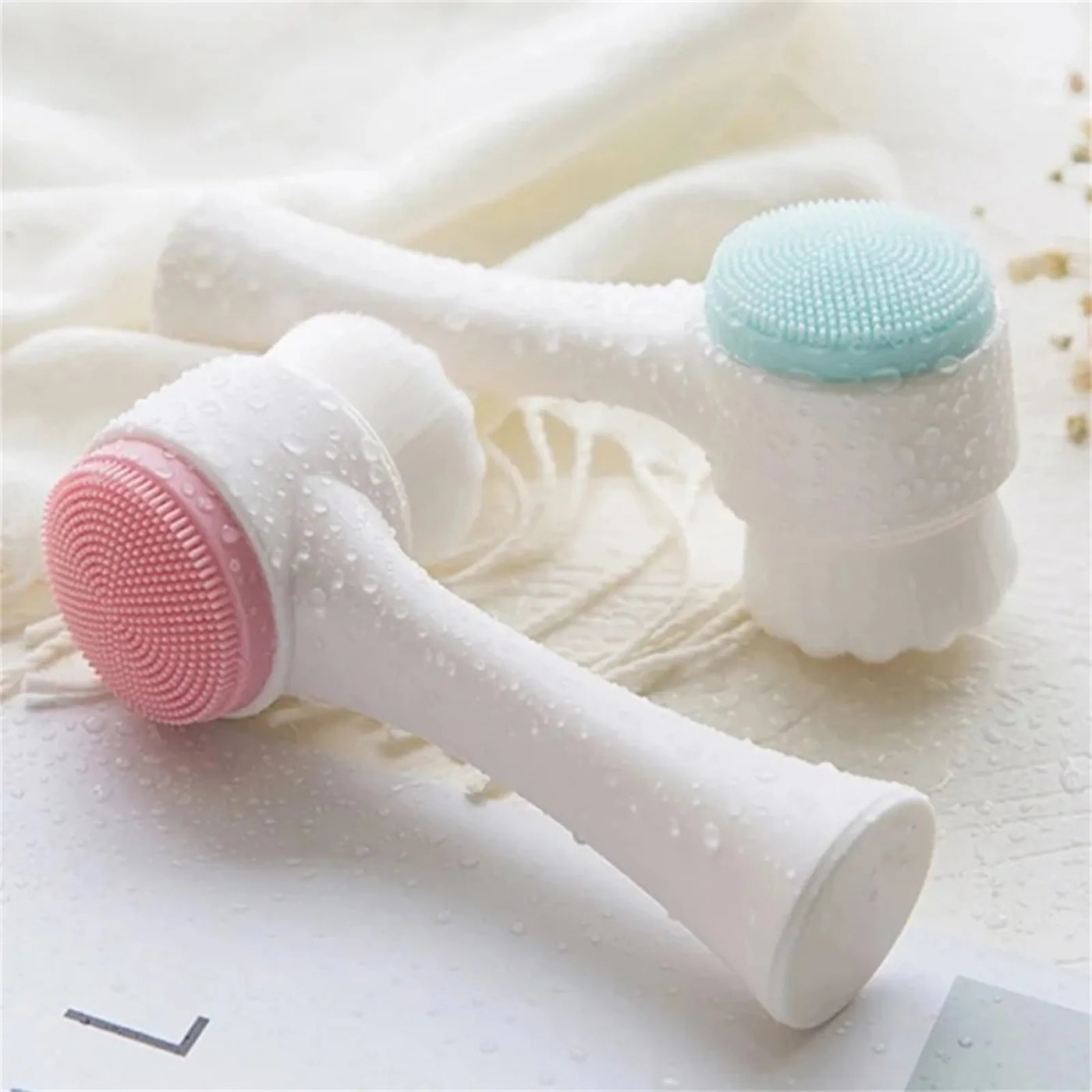 Glow & Go: Deep Cleanse and Gentle Massage with the 3D Silicone Facial Brush!